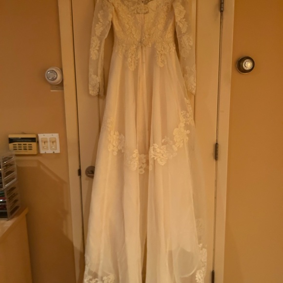 Ivory wedding gown. Size 6 - Picture 5 of 13
